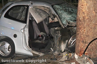 Viterbo - Minicar contro un albero