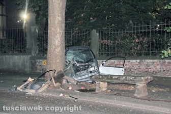 Viterbo - Minicar contro un albero