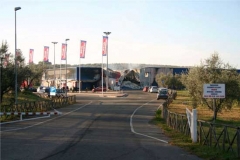 Il capannone dopo l\'incendio