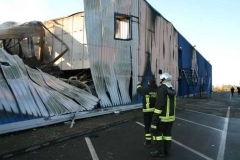 Il capannone dopo l\'incendio