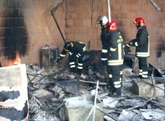 I vigili del fuoco dentro al capannone