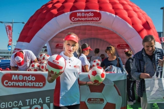 Mondo Convenienza a Viterbo, la festa e lo store