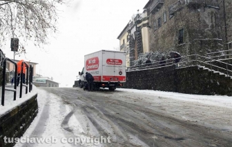 Maltempo - La neve a Montefiascone - Un camion in difficoltà