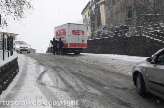 Maltempo - La neve a Montefiascone - Un camion in difficoltà