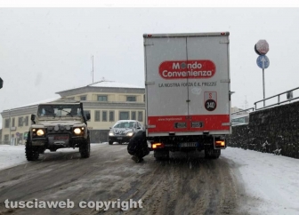 Maltempo - La neve a Montefiascone - Un camion in difficoltà