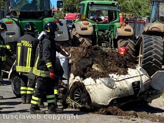 Mortale a Castel d'Asso, l'auto estratta da sotto il rimorchio