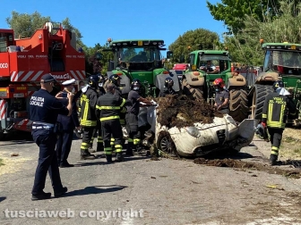 Mortale a Castel d'Asso, l'auto estratta da sotto il rimorchio