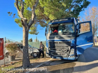 Viterbo - Auto contro camion in strada Terme