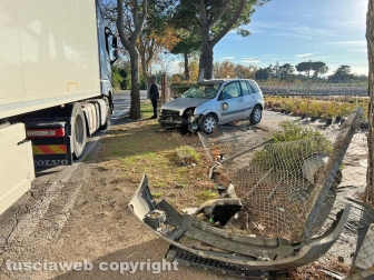Viterbo - Auto contro camion in strada Terme