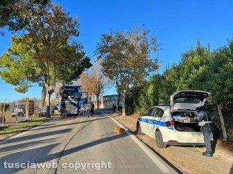 Viterbo - Auto contro camion in strada Terme