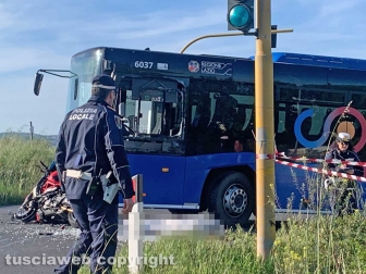 Viterbo - Scontro autobus-moto sulla Cassia nord, un morto