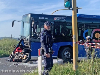 Viterbo - Scontro autobus-moto sulla Cassia nord, un morto