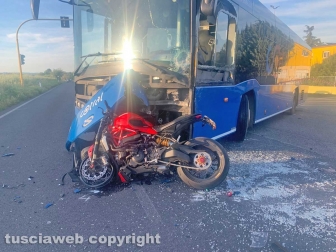 Viterbo - Scontro autobus-moto sulla Cassia nord, un morto