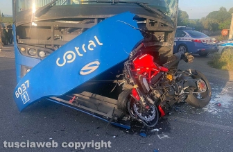 Viterbo - Scontro autobus-moto sulla Cassia nord, un morto