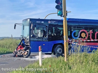 Viterbo - Scontro autobus-moto sulla Cassia nord, un morto