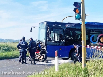 Viterbo - Scontro autobus-moto sulla Cassia nord, un morto