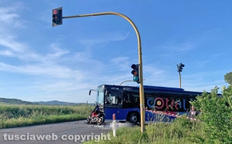 Viterbo - Scontro autobus-moto sulla Cassia nord, un morto