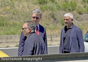 Viterbo - Riccardo Delle Monache morto sulla superstrada - Il sopralluogo - L'avvocato Giovanni Bartoletti, con l'avvocato della famiglia della vittima Corrado Cocchi e il consulente di parte Sergio Franchino
