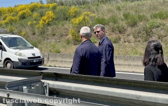 Viterbo - Riccardo Delle Monache morto sulla superstrada - Il sopralluogo - L'avvocato Giovanni Bartoletti e con l'avvocato della famiglia della vittima Corrado Cocchi