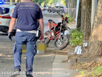 Viterbo - Moto contro albero su viale Trieste