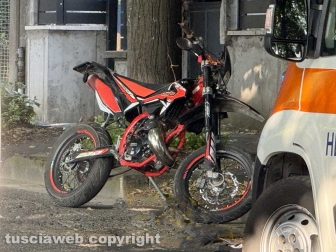 Viterbo - Moto contro albero su viale Trieste