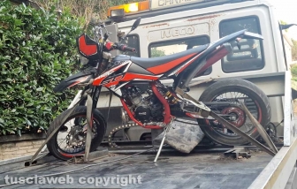 Viterbo - Moto contro albero su viale Trieste