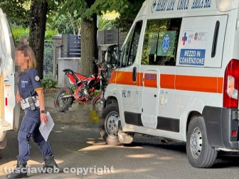 Viterbo - Moto contro albero su viale Trieste