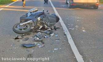 Moto contro furgone sulla Cimina, due feriti