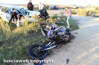 Tuscania - Moto si schianta contro auto, due morti