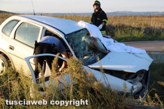 Moto si schianta contro auto, due morti