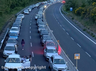 Motociclista muore sulla superstrada, traffico bloccato in direzione Orte