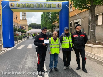 Viterbo - Gli organizzatori donano una targa agli agenti alla decima edizione del motoraduno "Città dei Papi"