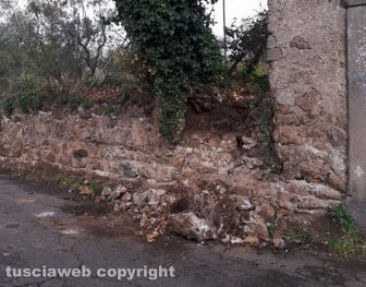 Muretto crollato in via del Pilastro