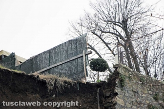 Viterbo - Un vecchio muro in peperino è crollato all'interno del posteggio di largo Cavalieri Costantiniani