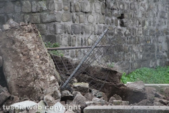 Viterbo - Un vecchio muro in peperino è crollato all'interno del posteggio di largo Cavalieri Costantiniani