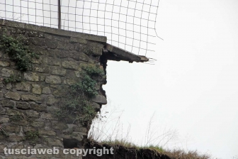 Viterbo - Un vecchio muro in peperino è crollato all'interno del posteggio di largo Cavalieri Costantiniani