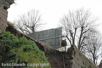 Viterbo - Un vecchio muro in peperino è crollato all'interno del posteggio di largo Cavalieri Costantiniani