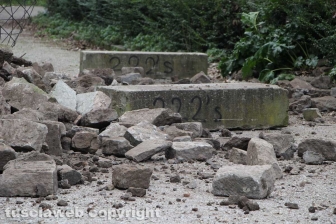 Viterbo - Un vecchio muro in peperino è crollato all'interno del posteggio di largo Cavalieri Costantiniani