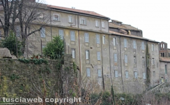 Viterbo - Un vecchio muro in peperino è crollato all'interno del posteggio di largo Cavalieri Costantiniani