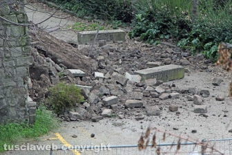 Viterbo - Un vecchio muro in peperino è crollato all'interno del posteggio di largo Cavalieri Costantiniani