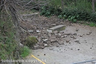 Viterbo - Un vecchio muro in peperino è crollato all'interno del posteggio di largo Cavalieri Costantiniani