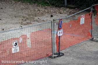 Viterbo - Un vecchio muro in peperino è crollato all'interno del posteggio di largo Cavalieri Costantiniani