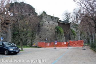 Viterbo - Un vecchio muro in peperino è crollato all'interno del posteggio di largo Cavalieri Costantiniani