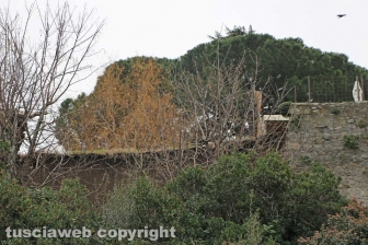 Viterbo - Un vecchio muro in peperino è crollato all'interno del posteggio di largo Cavalieri Costantiniani