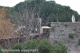 Viterbo - Un vecchio muro in peperino è crollato all'interno del posteggio di largo Cavalieri Costantiniani