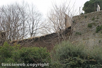Viterbo - Un vecchio muro in peperino è crollato all'interno del posteggio di largo Cavalieri Costantiniani