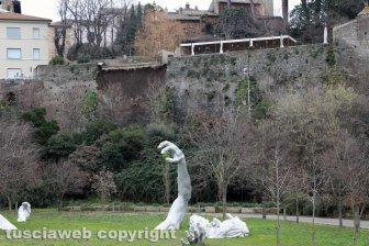 Viterbo - Un vecchio muro in peperino è crollato all'interno del posteggio di largo Cavalieri Costantiniani