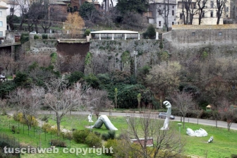 Viterbo - Un vecchio muro in peperino è crollato all'interno del posteggio di largo Cavalieri Costantiniani