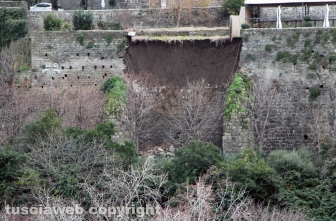 Viterbo - Un vecchio muro in peperino è crollato all'interno del posteggio di largo Cavalieri Costantiniani