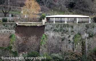 Viterbo - Un vecchio muro in peperino è crollato all'interno del posteggio di largo Cavalieri Costantiniani